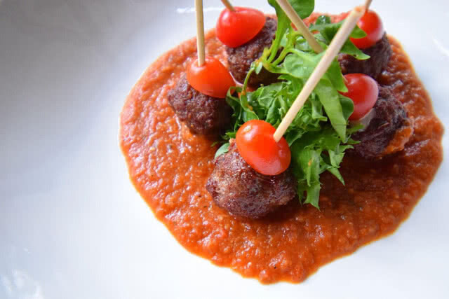 อร่อยปักหมุด : ชิมและชิลล์ที่ร้าน "OH CHIC-Eatery-Entertainment-Social Bar"