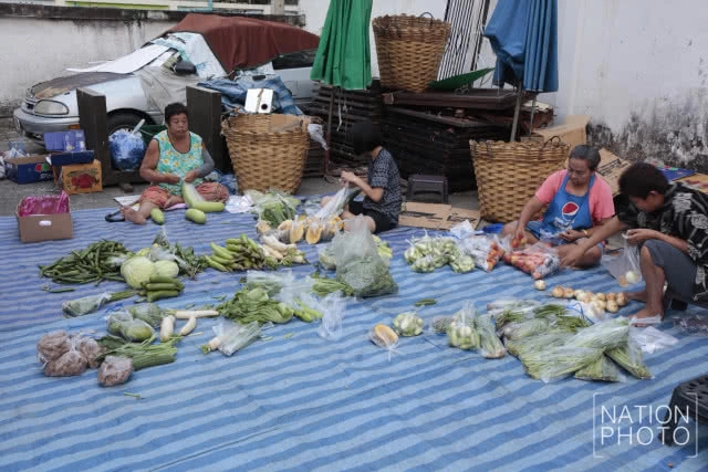 พ่อค้า "รถพุ่มพวง" เตรียมของออกขาย