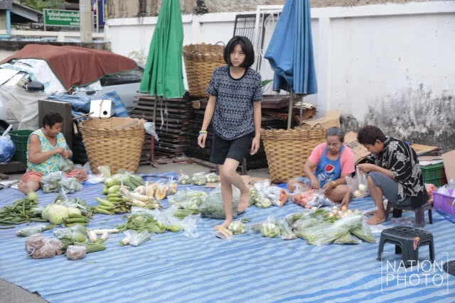 พ่อค้า "รถพุ่มพวง" เตรียมของออกขาย