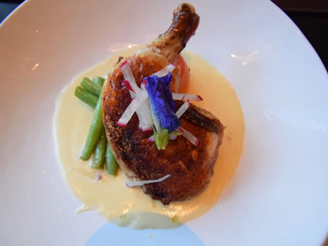อร่อยปักหมุด : ชิมและชิลล์ที่ร้าน "OH CHIC-Eatery-Entertainment-Social Bar"