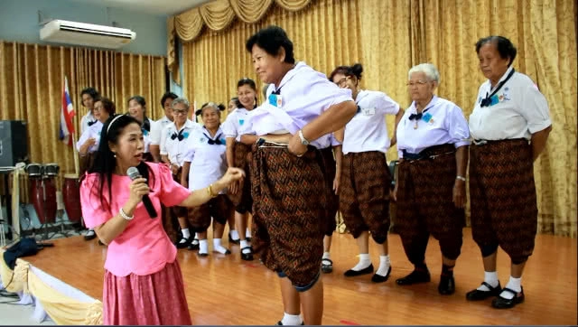 อบต.วัดจันทร์ ฟื้นฟูการแต่งชุดไทยแบบโบราณให้ผู้สูงอายุ ฝึกเทคนิค "นุ่งโจม ห่มสไบ"