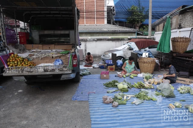 พ่อค้า "รถพุ่มพวง" เตรียมของออกขาย