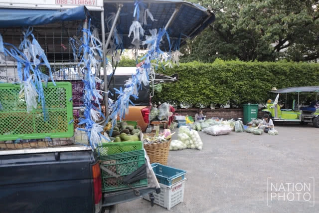 พ่อค้า "รถพุ่มพวง" เตรียมของออกขาย