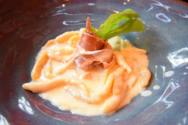 อร่อยปักหมุด : ชิมและชิลล์ที่ร้าน "OH CHIC-Eatery-Entertainment-Social Bar"