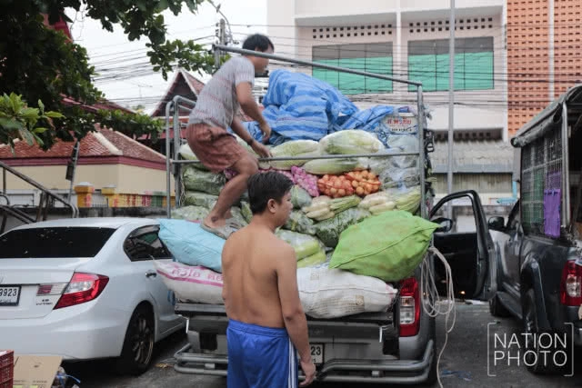 พ่อค้า "รถพุ่มพวง" เตรียมของออกขาย