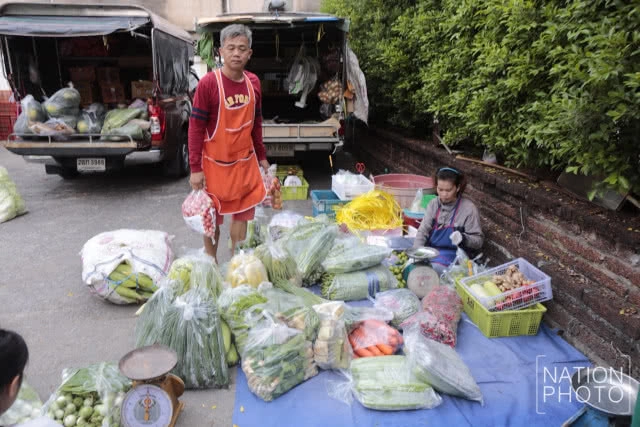 พ่อค้า "รถพุ่มพวง" เตรียมของออกขาย