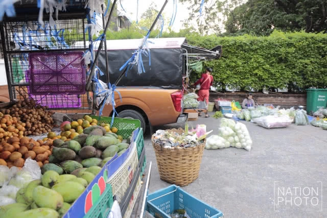 พ่อค้า "รถพุ่มพวง" เตรียมของออกขาย