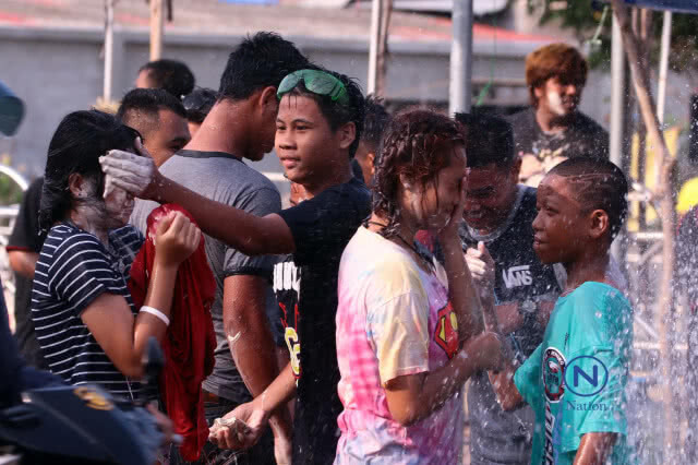ชาวกรุงเฮ.!
สงกรานต์ปี61
รัฐบาลอนุโลม
"เล่นแป้ง-นั่งท้ายกระบะ"ได้