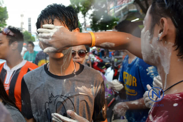 ชาวกรุงเฮ.!
สงกรานต์ปี61
รัฐบาลอนุโลม
"เล่นแป้ง-นั่งท้ายกระบะ"ได้
