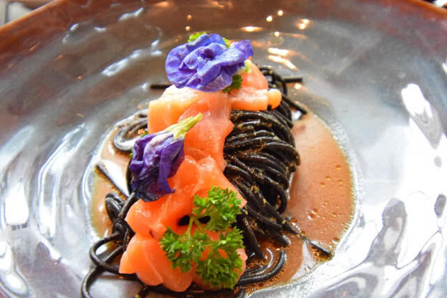 อร่อยปักหมุด : ชิมและชิลล์ที่ร้าน "OH CHIC-Eatery-Entertainment-Social Bar"