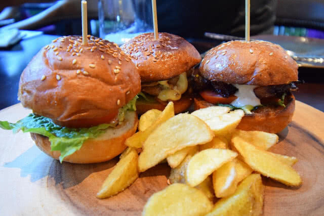 อร่อยปักหมุด : ชิมและชิลล์ที่ร้าน "OH CHIC-Eatery-Entertainment-Social Bar"