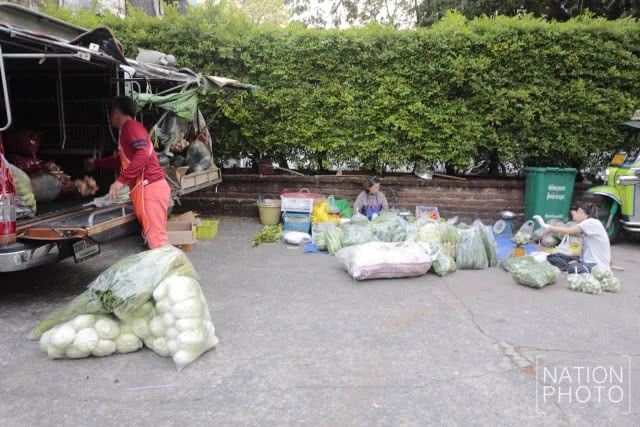 พ่อค้า "รถพุ่มพวง" เตรียมของออกขาย