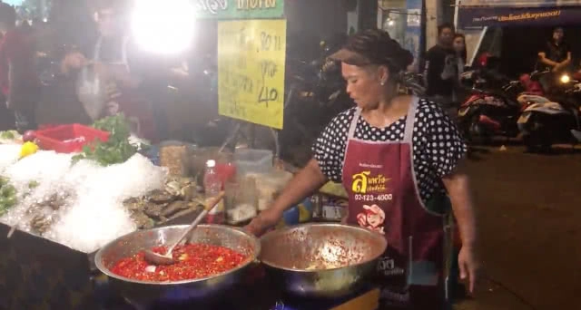 สุดสะเด่า! ยำมะม่วงเจ๊แดงงานย่าโม ด้วยลีลาสุดซาดิสท์ ทำลูกค้ารอชิมเพียบ(คลิป)