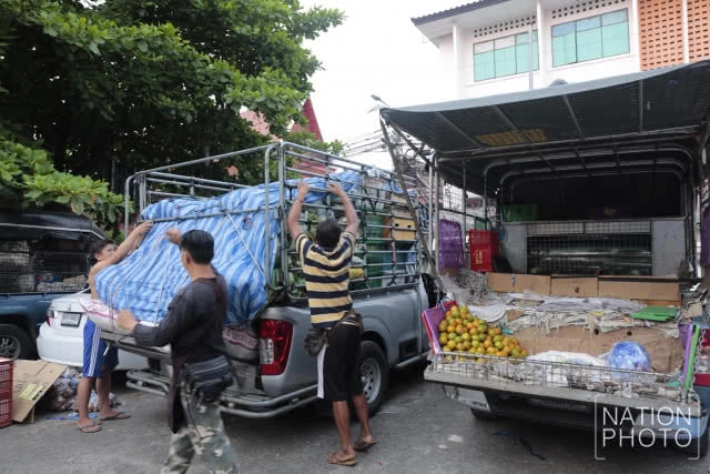 พ่อค้า "รถพุ่มพวง" เตรียมของออกขาย