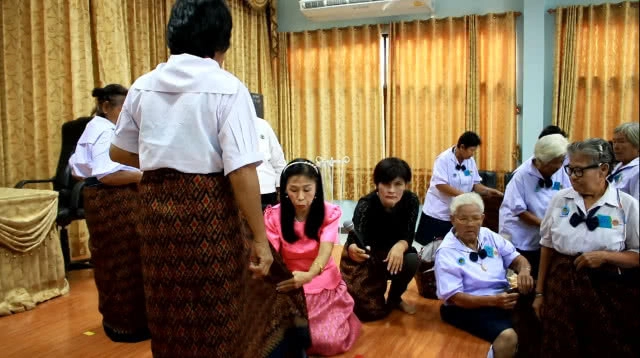 อบต.วัดจันทร์ ฟื้นฟูการแต่งชุดไทยแบบโบราณให้ผู้สูงอายุ ฝึกเทคนิค "นุ่งโจม ห่มสไบ"