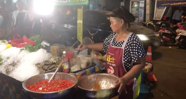 สุดสะเด่า! ยำมะม่วงเจ๊แดงงานย่าโม ด้วยลีลาสุดซาดิสท์ ทำลูกค้ารอชิมเพียบ(คลิป)