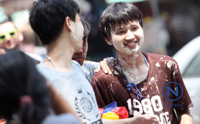 ชาวกรุงเฮ.!
สงกรานต์ปี61
รัฐบาลอนุโลม
"เล่นแป้ง-นั่งท้ายกระบะ"ได้