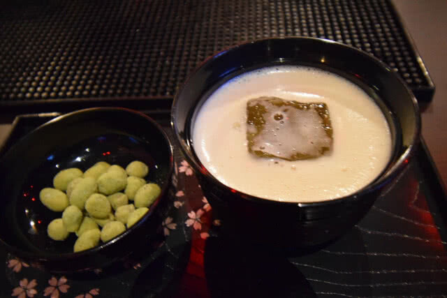 อร่อยปักหมุด : ชิมและชิลล์ที่ร้าน "OH CHIC-Eatery-Entertainment-Social Bar"