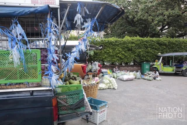 พ่อค้า "รถพุ่มพวง" เตรียมของออกขาย