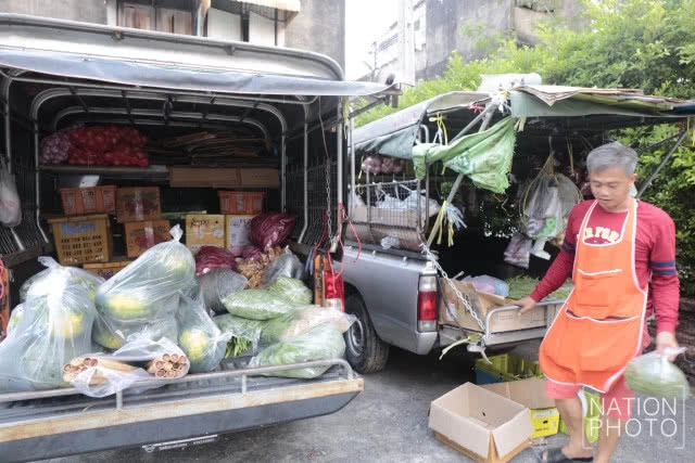 พ่อค้า "รถพุ่มพวง" เตรียมของออกขาย