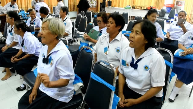 อบต.วัดจันทร์ ฟื้นฟูการแต่งชุดไทยแบบโบราณให้ผู้สูงอายุ ฝึกเทคนิค "นุ่งโจม ห่มสไบ"