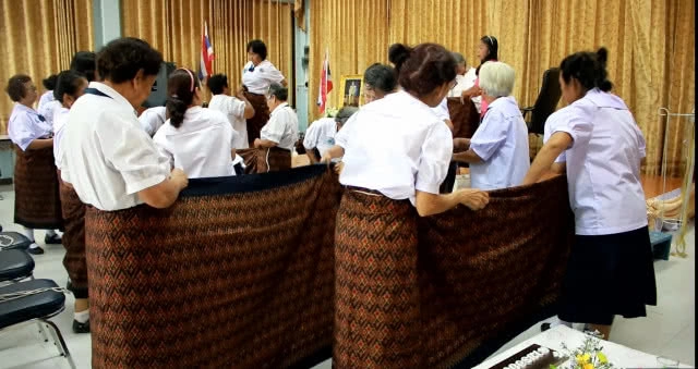 อบต.วัดจันทร์ ฟื้นฟูการแต่งชุดไทยแบบโบราณให้ผู้สูงอายุ ฝึกเทคนิค "นุ่งโจม ห่มสไบ"