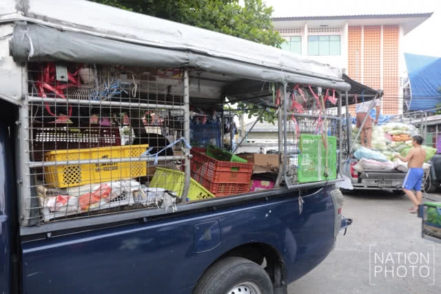 พ่อค้า "รถพุ่มพวง" เตรียมของออกขาย