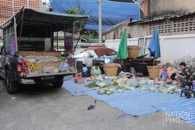 พ่อค้า "รถพุ่มพวง" เตรียมของออกขาย