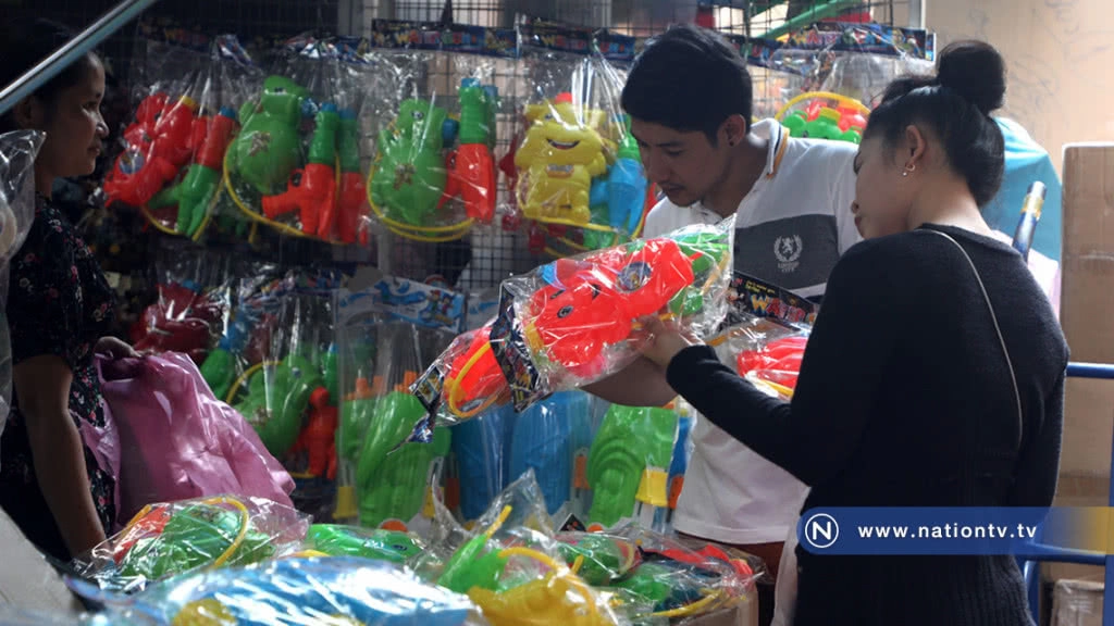 สำเพ็งเริ่มวางขายแล้ว! ปืนฉีดน้ำ-อุปกรณ์เล่นน้ำสงกรานต์