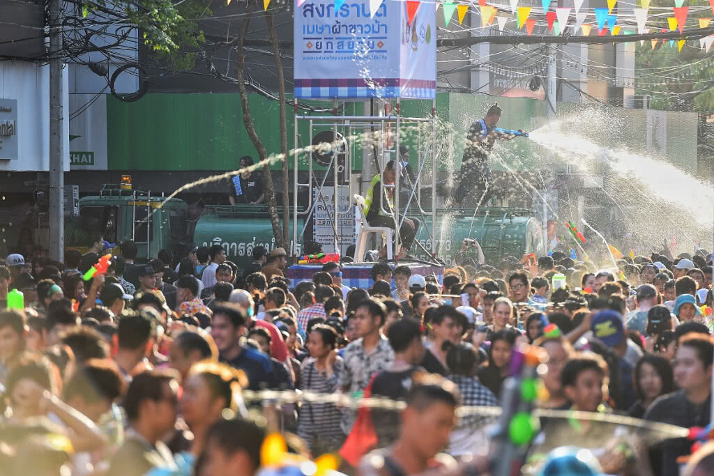 เฮ....สงกรานต์ปีนี้ รัฐบาลให้เล่นแป้ง นั่งท้ายกระบะได้