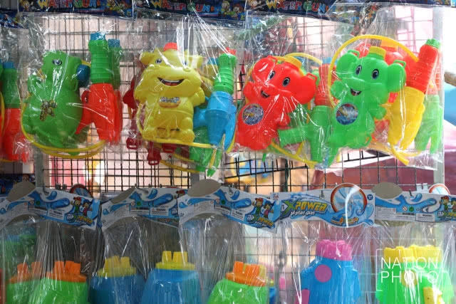 สำเพ็งเริ่มวางขายแล้ว! ปืนฉีดน้ำ-อุปกรณ์เล่นน้ำสงกรานต์