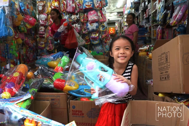 สำเพ็งเริ่มวางขายแล้ว! ปืนฉีดน้ำ-อุปกรณ์เล่นน้ำสงกรานต์