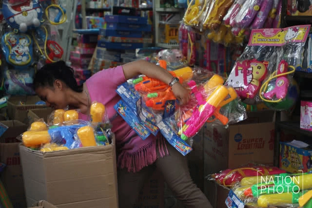 สำเพ็งเริ่มวางขายแล้ว! ปืนฉีดน้ำ-อุปกรณ์เล่นน้ำสงกรานต์