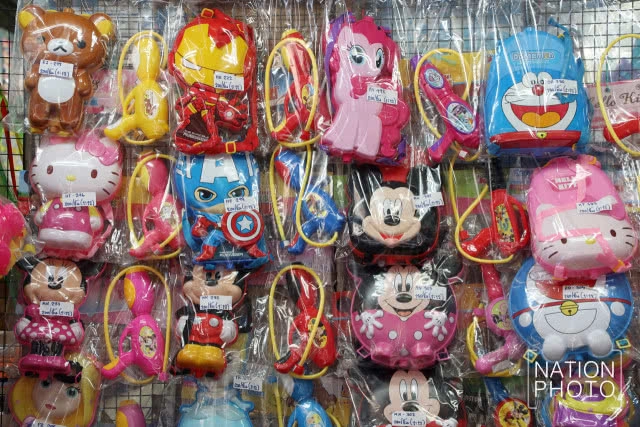 สำเพ็งเริ่มวางขายแล้ว! ปืนฉีดน้ำ-อุปกรณ์เล่นน้ำสงกรานต์