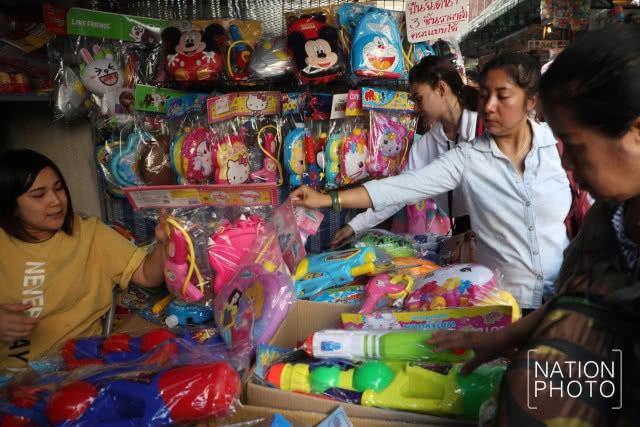 สำเพ็งเริ่มวางขายแล้ว! ปืนฉีดน้ำ-อุปกรณ์เล่นน้ำสงกรานต์