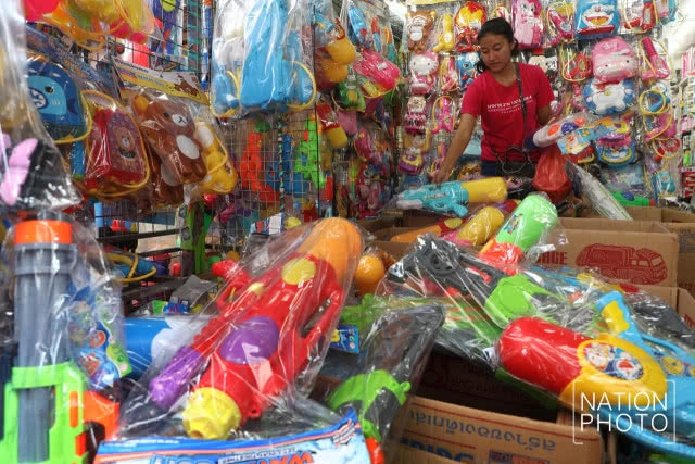 สำเพ็งเริ่มวางขายแล้ว! ปืนฉีดน้ำ-อุปกรณ์เล่นน้ำสงกรานต์