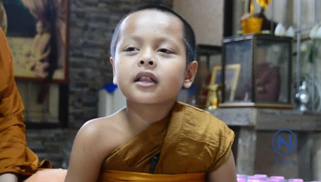 (คลิป) สะพัดออนไลน์! เณรน้อยระลึกชาติได้สวดมนต์แม่น แฟนคลับเพียบ