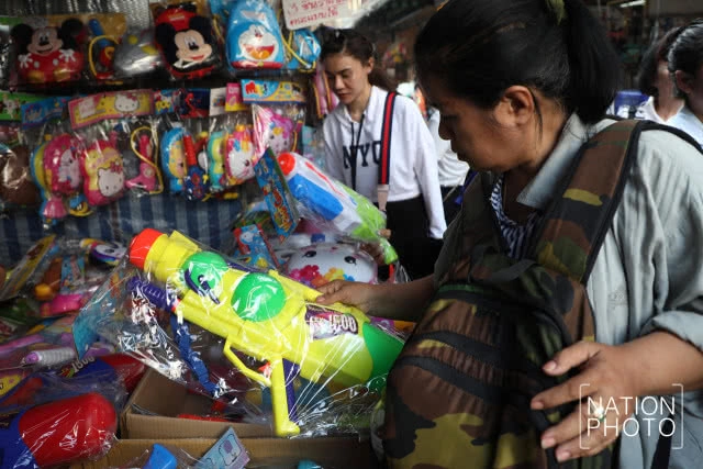สำเพ็งเริ่มวางขายแล้ว! ปืนฉีดน้ำ-อุปกรณ์เล่นน้ำสงกรานต์