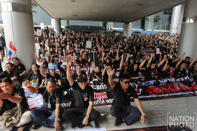 คนนับพันคน ชุมนุม "Shut Down NBN"