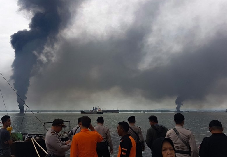 คราบน้ำมันกลางทะเลติดไฟลุกท่วม เสียชีวิต 2 ราย