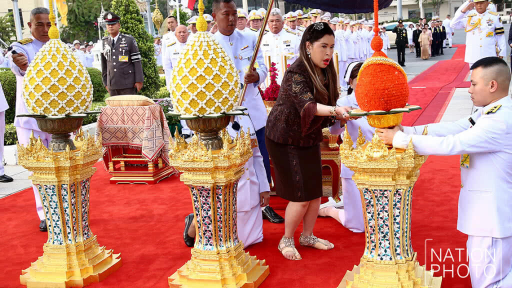ฟ้าหญิงจุฬาภรณ์ เสด็จวางพุ่มดอกไม้ถวายสักการะ พระบรมราชานุสาวรีย์พระบาทสมเด็จพระนั่งเกล้าเจ้าอยู่หัว ฟ้าหญิงจุฬาภรณ์ เสด็จวางพุ่มดอกไม้ถวายสักการะ พระบรมราชานุสาวรีย์พระบาทสมเด็จพระนั่งเกล้าเจ้าอยู่หัว
