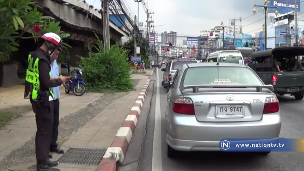 หลับกลางสี่แยก ตำรวจ-กู้ภัยฯ เคาะเรียก หลับกลางสี่แยก ตำรวจ-กู้ภัยฯ เคาะเรียก