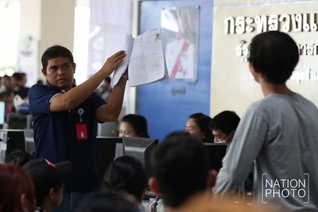 สุดคึกคัก!! แห่ขึ้นทะเบียนแรงงานต่างด้าววันสุดท้าย