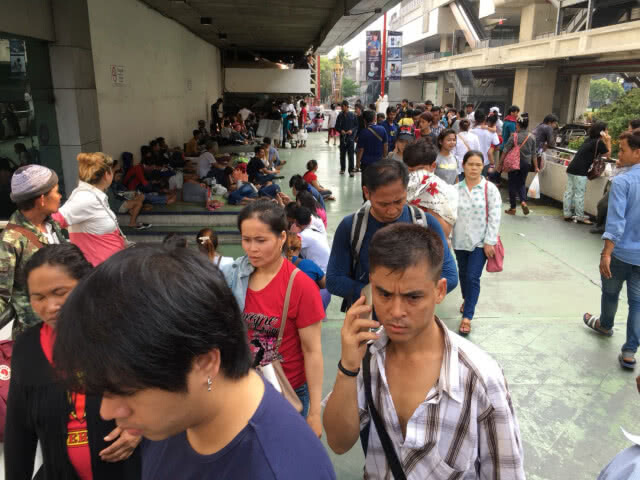 ไอทีสแควร์แทบแตก! แรงงานต่างด้าวรอลงทะเบียนนับพันคน