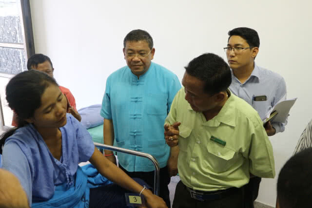 ผู้ว่าฯเมียวดี ตรวจจุดเกิดเหตุรถบัสโดยสารแรงงานต่างด้าว ถูกไฟคลอก