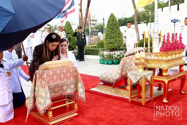 ฟ้าหญิงจุฬาภรณ์ เสด็จวางพุ่มดอกไม้ถวายสักการะ พระบรมราชานุสาวรีย์พระบาทสมเด็จพระนั่งเกล้าเจ้าอยู่หัว