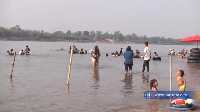 วันหยุดพักผ่อนเล่นน้ำโขงคลายร้อนที่หาดห้วยตะหลุง