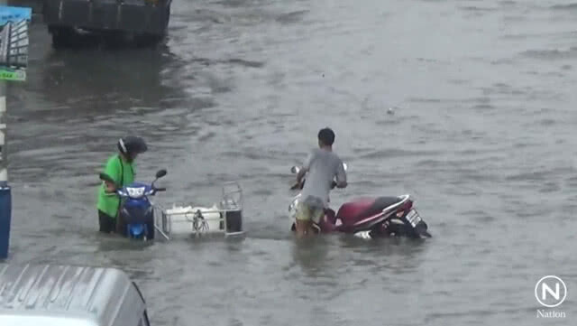 ฝนกระหน่ำพัทยา ทำน้ำท่วมรอระบาย