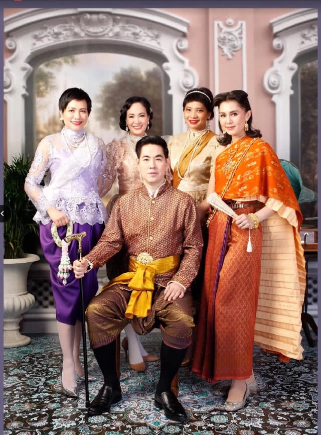 2-30 เม.ย. พนักงานต้อนรับ "การบินไทย" แต่งชุดไทยย้อนยุค