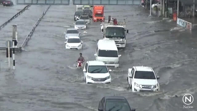 ฝนกระหน่ำพัทยา ทำน้ำท่วมรอระบาย